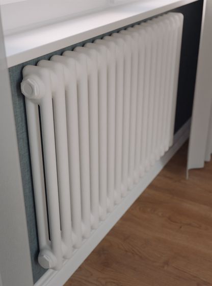 Bronto Pipe 2040 - двухтрубный трубчатый радиатор высотой 400 мм, нижнее подключение с термостатикой