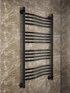 Fluid Black - черный водяной полотенцесушитель слегка изогнутой формы