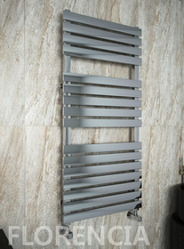 Florencia  - водяной дизайн полотенцесушитель с прямоугольными горизонталями.