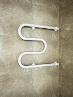 М - образный водяной полотенцесушитель белого цвета.