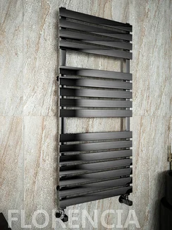 Florencia Black - черный дизайн полотенцесушитель с прямоугольными горизонталями.