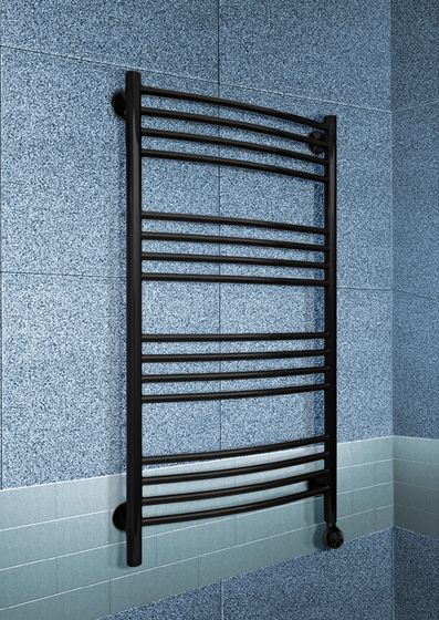 Bogema E - электрический полотенцесушитель с выгнутыми вперед перекладинами черного цвета