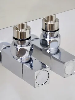 Комплект вентилей регулировочных квадратной формы.