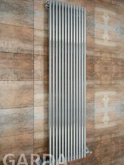 Garda - водяной дизайн полотенцесушитель цвета хром.