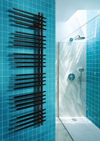 Brigantina L Black - дизайн полотенцесушитель с перекладинами внахлест черного цвета.