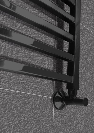 Quatro Black - черный полотенцесушитель с квадратным профилем