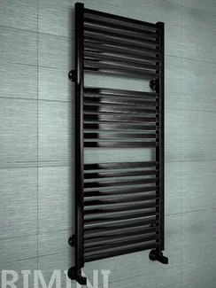 Rimini Black - черный дизайн полотенцесушитель с прямоугольными горизонталями.