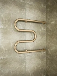 М - образный водяной полотенцесушитель цвета бронза без полочек