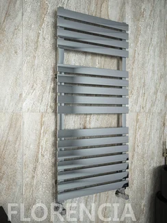 Florencia  - водяной дизайн полотенцесушитель с прямоугольными горизонталями.