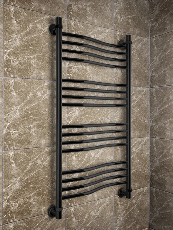 Fluid - водяной полотенцесушитель слегка изогнутой формы черного цвета