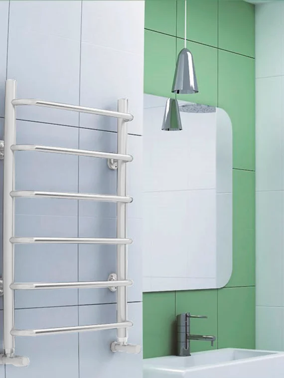 Standart  - белый полотенцесушитель с перекладинами выдвинутыми вперед.